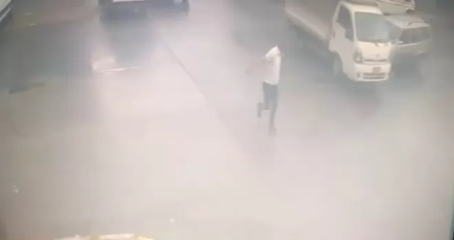 Ataşehir’de yayanın ölümden kıl payı kurtulduğu kaza anı kamerada
