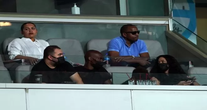 Atiba Hutchinson tribünde
