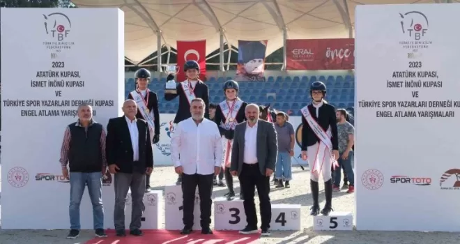 Atlar TSYD için engel atladı
