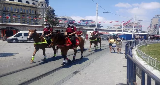 Atlı polislerden Taksim’de maske ve sosyal mesafe denetimi
