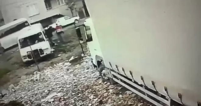 Avcılar’da 3 kişinin minibüsü ateşe verdiği anlar kamerada
