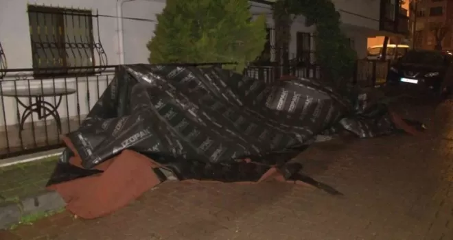 Avcılar’da anne ve kızı çatıdan uçan parçalardan son anda kurtuldu
