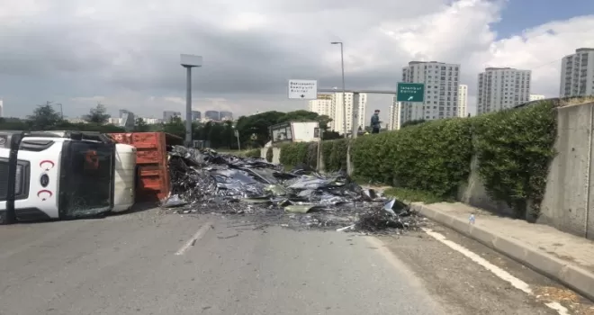 Avcılar’da hurda yüklü kamyon devrildi
