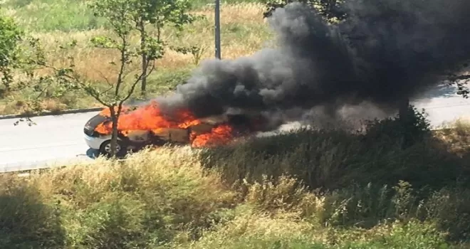 Avcılar’da otomobil alev topuna döndü: Kadın sürücü son anda kurtuldu
