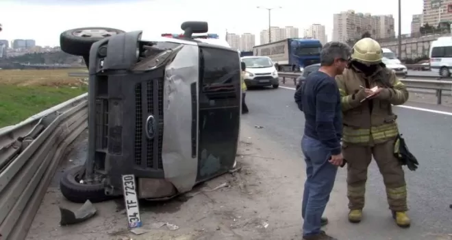 Avcılar Tem Otoyolunda para yüklü zırhlı araç devrildi: 1 yaralı
