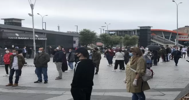 AVM’de alışveriş tutkusu ne yağmur dinledi ne de korona

