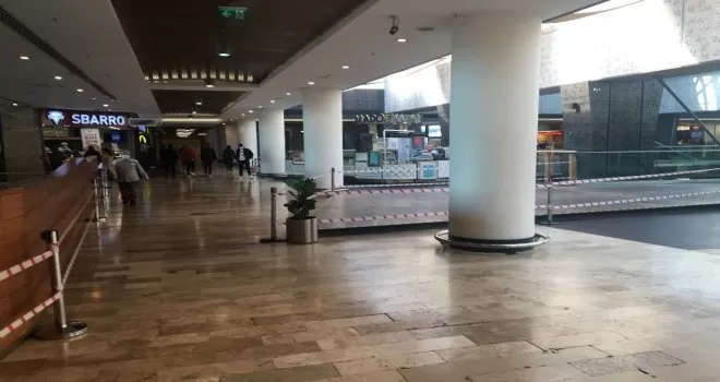 AVM’de yerde yemek yiyenler için tedbir alındı
