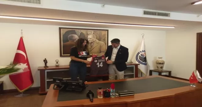 Avrupa Şampiyonu milli voleybolcudan Kartal Belediye Başkanına ziyaret
