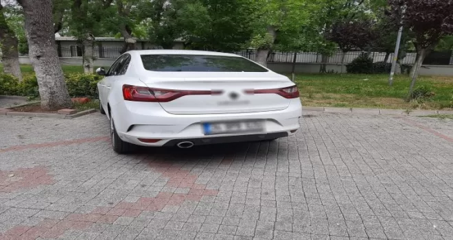 Ayağını camdan çıkararak otomobil kullanan sürücü kamerada
