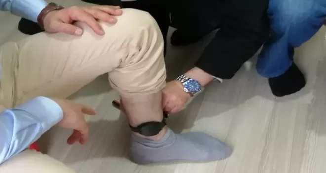 Ayak bileğine takılan elektronik kelepçe ile ev hapsi başladı
