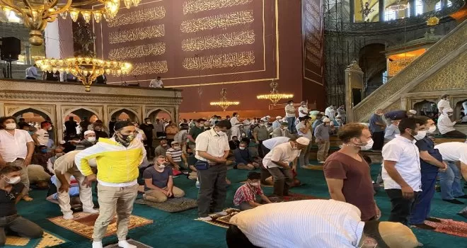 Ayasofya Camii’nde ilk vakit namazı halka açık kılındı
