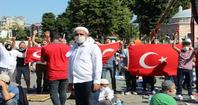 Ayasofya Camii’nin önünde vatandaşlar bayram coşkusu yaşıyor
