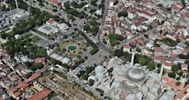 Ayasofya çevresindeki yoğunluk havadan görüntülendi