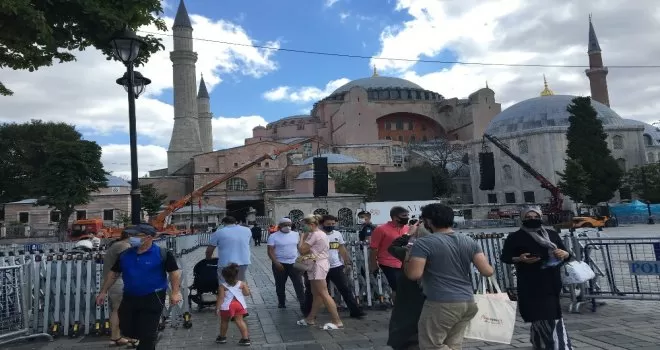Ayasofya’da yerli ve yabancı turist yoğunluğu
