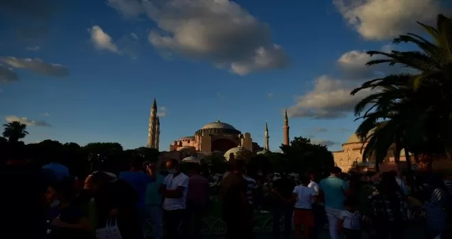 Ayasofya önünde akşam namazı kılındı
