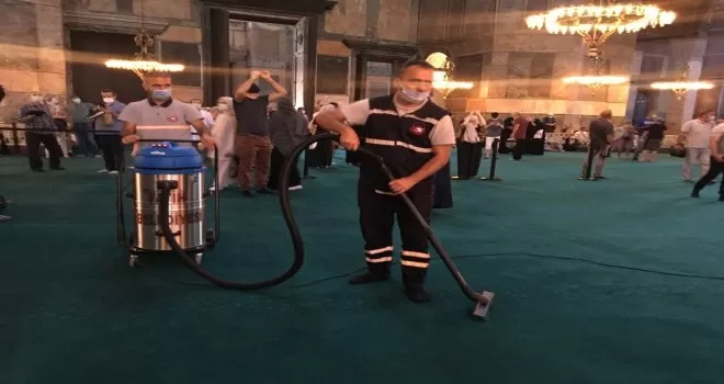 Ayasofya’yı gül kokusu sardı