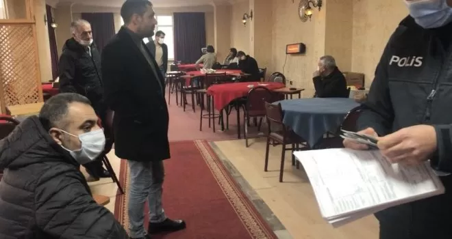 Aynı kıraathanede yine aynı manzara
