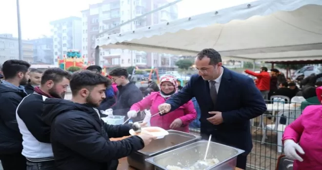 Aynı sofrayı paylaşıyor, birlikte oruç açıyor
