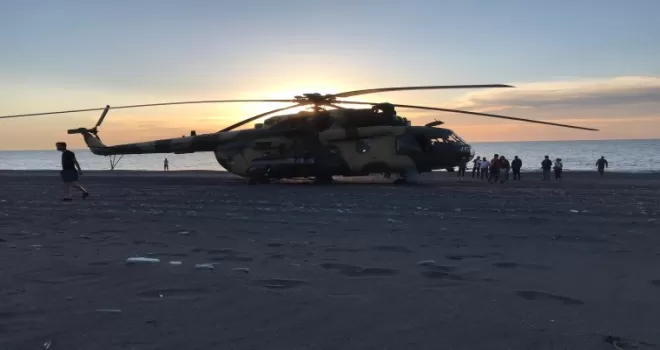 Azerbaycan bayraklı helikopter Giresun’da plaja acil iniş yaptı
