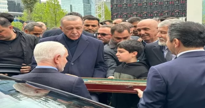 Azerbaycanlı Ak sakallı gaziler Cumhurbaşkanı Erdoğan’a kılıç hediye etti
