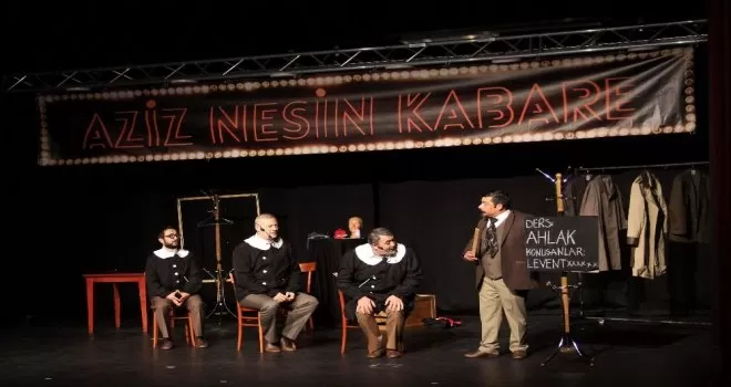 Aziz Nesin Kabare oyunu seyirciyle buluştu
