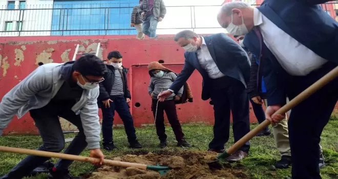 Bağcılar’da 11 yaşındaki öğrenciler 111 ağaç dikti
