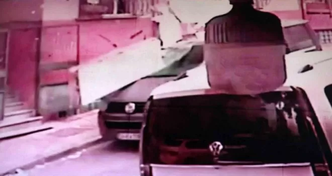 Bağcılar’da aracın üzerine balkon çöktü
