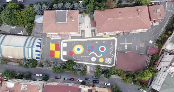 Bağcılar’da eğitim sezonu öncesi okullar boyanıyor
