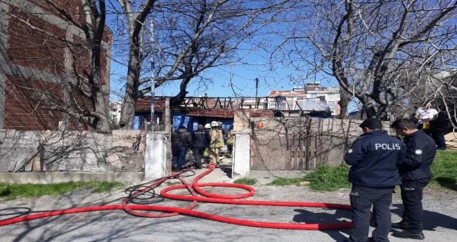 Bağcılar’da gecekondu çıkan yangında küle döndü
