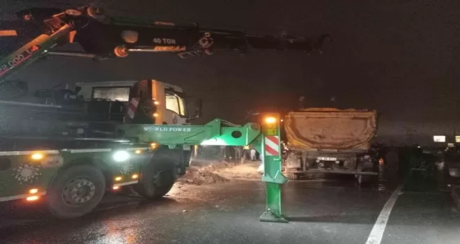 Bağcılar’da hafriyat kamyonu yolun ortasına devrildi
