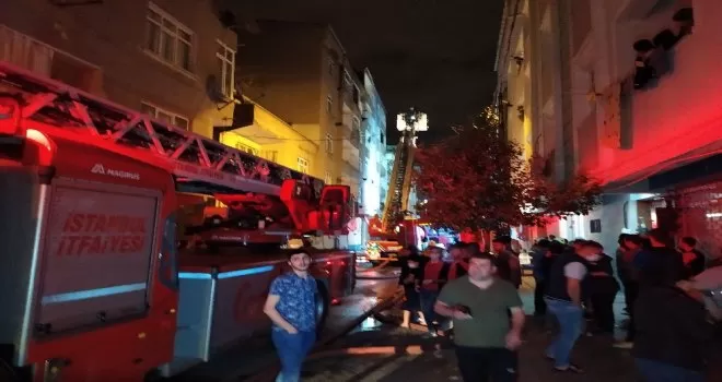 Bağcılar’da iki evin çatısı alev alev yandı
