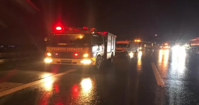 Bağcılar’da tır çekicisi devrildi: 1 yaralı
