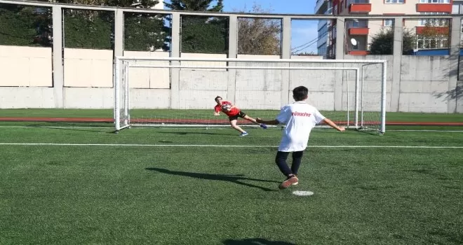 Bağcılarlı Emirhan’dan Süper Lig formalarıyla maske ve mesafe mesajı
