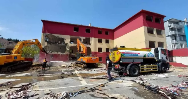 Bağımlıların mekanı haline gelen okulun yıkımına başlandı
