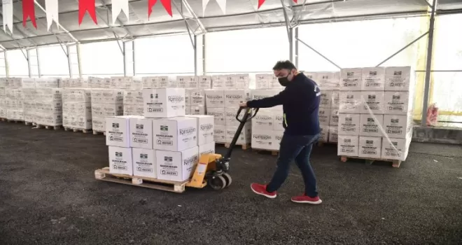 Bahçelievler’de bin kişiye bayramlık giysi
