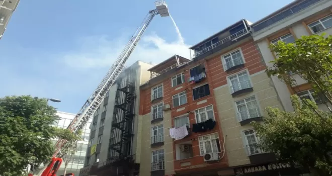Bahçelievler’de çatı katında çıkan yangın mahalleliyi sokağa döktü
