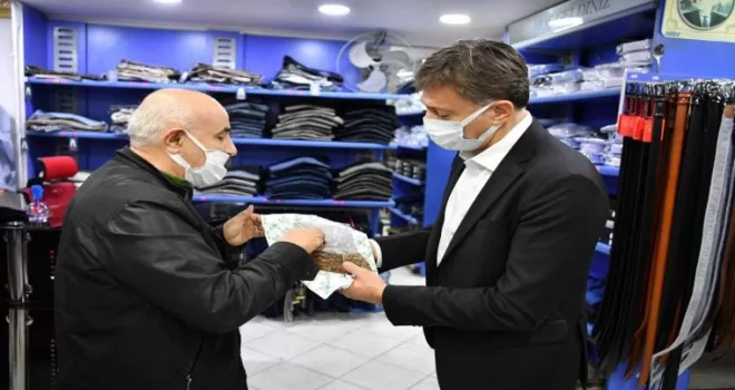 Bahçelievler’de hayvanlar için esnafa mama dağıtıldı
