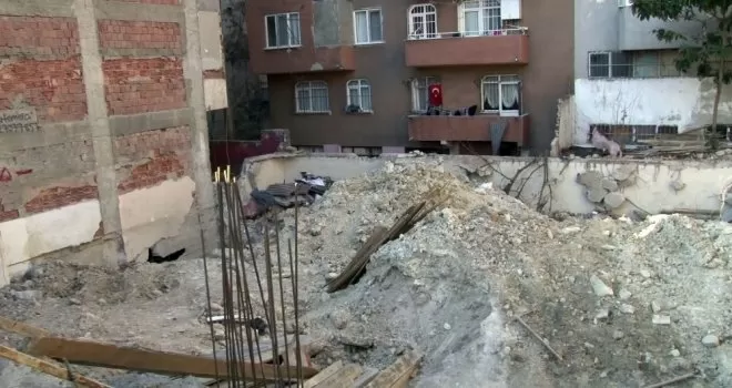 Bahçelievler’de inşaat çalışmasında temeli zarar gören 34 yıllık bina boşaltıldı
