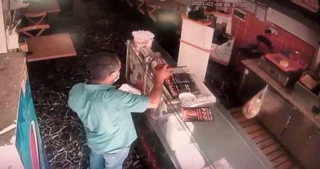 Bahçelievler’de sadaka kutusu hırsızı kamerada
