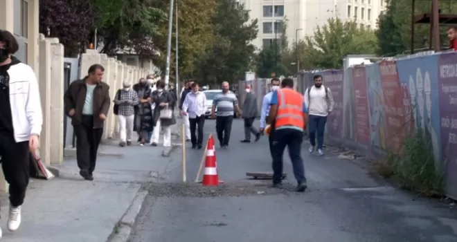 Bahçelievler’de yol çöktü, vatandaşlar yürüyerek işe gitmek zorunda kaldı
