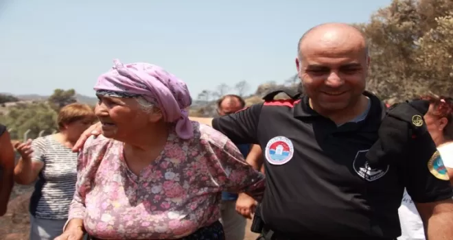 Bahçesini saran alevler içinde kalan Gülşen teyzeye yardım eli
