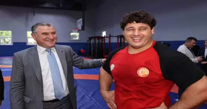 Bakan Bak, Grekoromen Güreş Milli Takımı kampını ziyaret etti

