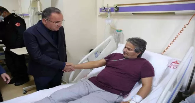 Bakan Bozdağ patlamada yaralanan madencileri hastanede ziyaret etti

