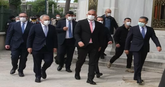 Bakan Ersoy, Fatih Sultan Mehmed Han’ın türbesini ziyaret etti
