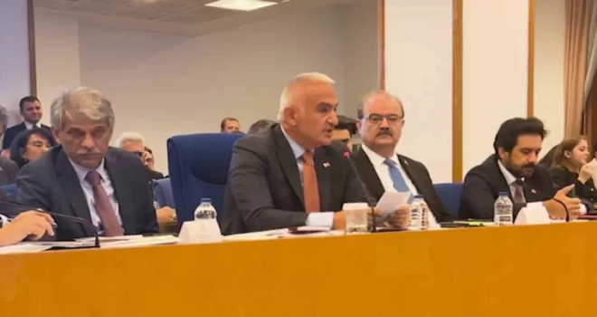 Bakan Ersoy: “Tamer Karadağlı çok başarılı bir tiyatrocu“
