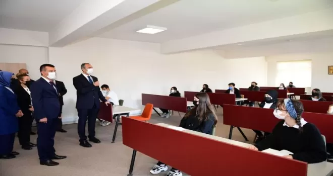 Bakan Gül öğrencilerle buluştu
