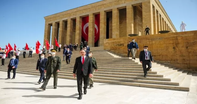 Bakan Kasapoğlu, Anıtkabir’i ziyaret etti
