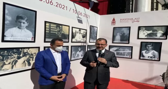 Bakan Kasapoğlu, başkonsoloslarla “Altın Kalpli Eldiven” Sergisini gezdi
