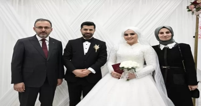 Bakan Kasapoğlu depremzede çiftin nikah şahidi oldu
