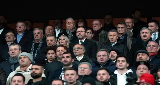 Bakan Kasapoğlu maçı başkanlarla izledi